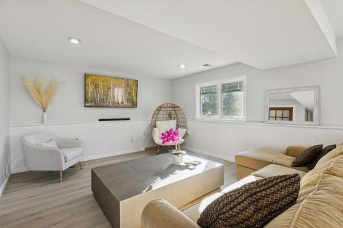 Modern Lower Unit, Hot Tub, Medicine Lake