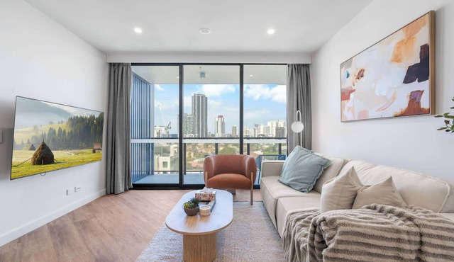 Modern LUX 2BR High-Floor apt | Ocean Views, Pool