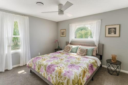 MODERN LUX 3BR HOME - King Bed - 10 mins to FT HOOD - Fenced yard - WIFI - Family friendly - LONG or SHORT TERM