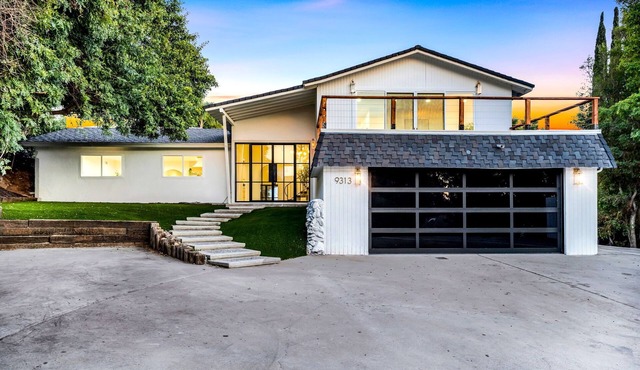Modern Lux 4-bedroom house in amazing Mt Helix with AC, WiFi, fitness machines