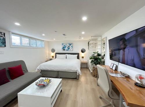 Modern Lux Family Rooms - KingBed - Near Sheppard W Station Toronto