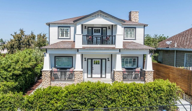 Modern Lux Home: 4B/3B Retreat: Close to Downtown!