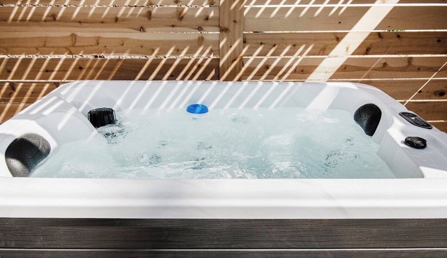 Modern Lux King Suite, w/Hot tub, Central Omaha!