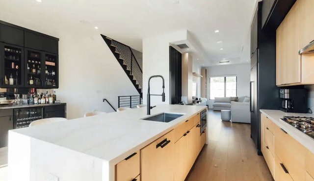 Modern Lux Penthouse. Rooftop Views of NYC!