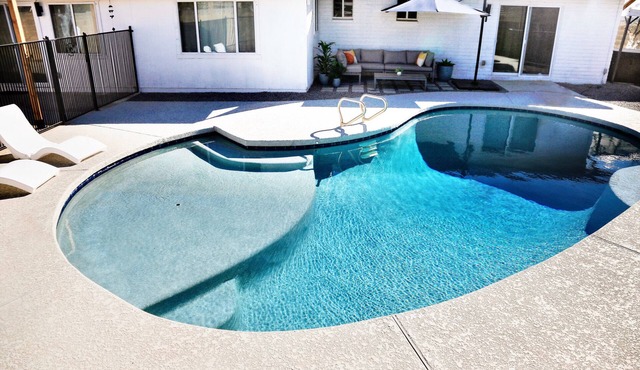 Modern Lux: Sleeps 10, Free Heated Pool, Hot Tub, BBQ, Cinema room & more!