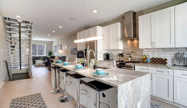 MODERN LUX Townhome w/Roof Deck + Crib & High Chair