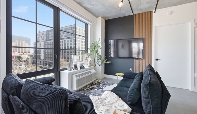 Modern Luxe 2BR Escape, City Views, 1 stop to NYC, 10 min to EWR & MetLife