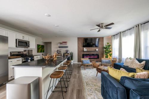 Modern Luxe 3B2B - Hot Tub - Game Room - EV Charger - Walk to Downtown LS