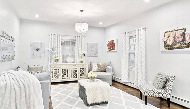 MODERN LUXE 3BEDROOMS/2BATHROOMS/4BEDS/PARKING -FIRST FLOOR APARTMENT