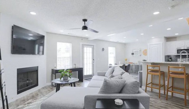 Modern Luxe 3BR Corporate Stay, Pool, Sleeps 6+