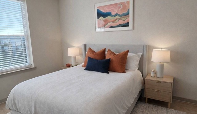 Modern Luxe Apt in Downtown Crown. Pool Gym Walkable