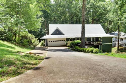 Modern Luxe Family & Groups Friendly Bungalow with Patio & Workspace