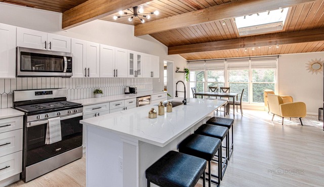 Modern Luxe home w/Gameroom and Electric Fireplace