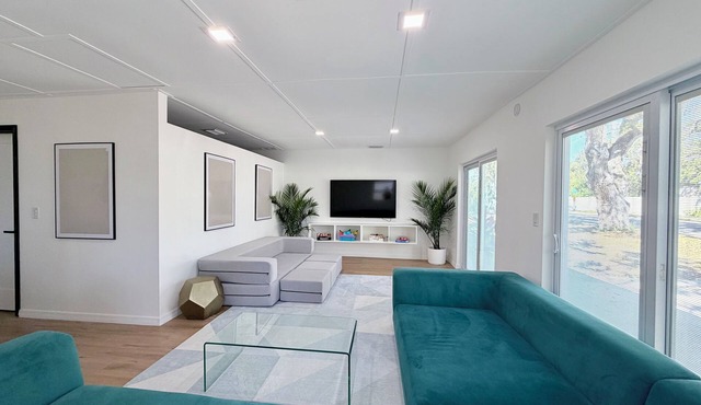 Modern Luxe king Suite~Minutes To Lido Beach + Activities + Eateries + Downtown.