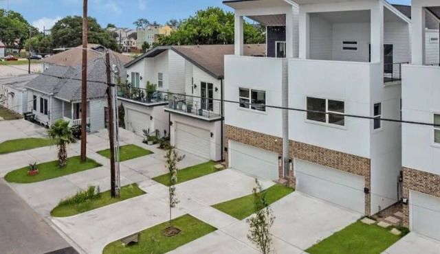 Modern Luxe retreat in EaDo Downtown Houston few blocks from Minute Maid Park