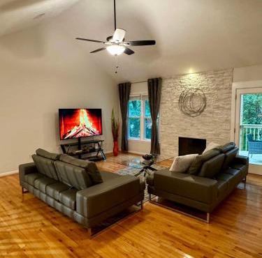 Modern Luxe Retreat near Braves Fast WiFi and Parking