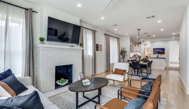 Modern Luxe Retreat w/Patio, walk to Dickies, close to Will Rogers and TCU