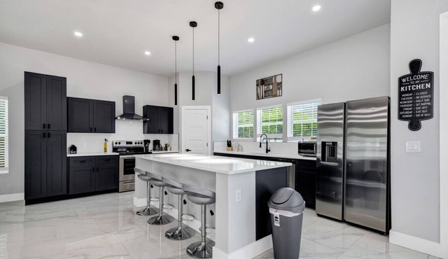 Modern Luxe Retreat|Sleeps 12|Alamo Heights