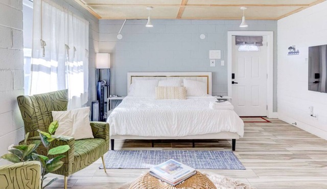 Modern Luxe Studio + Free Gated Parking + King Bed