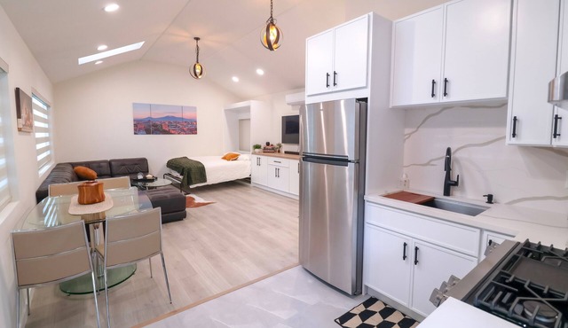 Modern Luxe Studio in Media/Rancho District Burbank