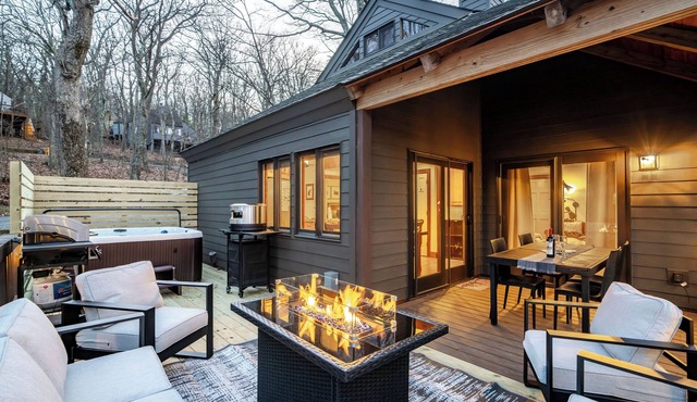 Modern Luxe Treetop Retreat-Hot Tub, Gas Fire Pit, Steps to Ski! Guest Favorite!