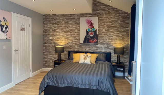 Modern Luxury 1 bed apartment with parking near Stansted Airport