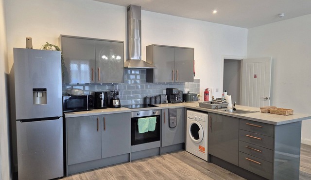 Modern Luxurious 2 Bedroom Apartment with Balcony on High Street!