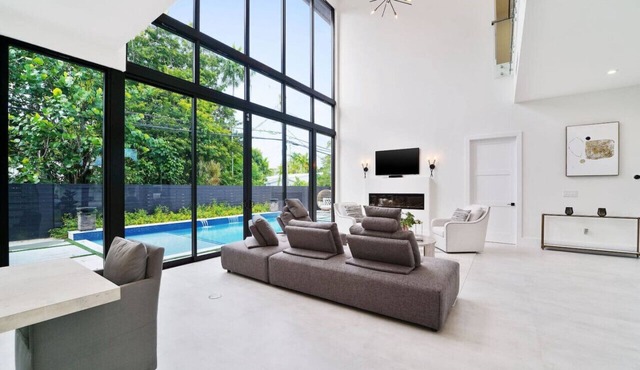 Modern Luxurious 4BR Home With Private Heated Pool