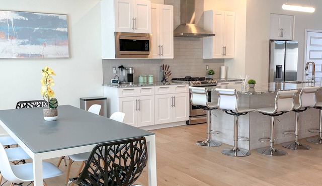 Modern & Luxurious. 4BR. Sleep 12. Minutes to downtown