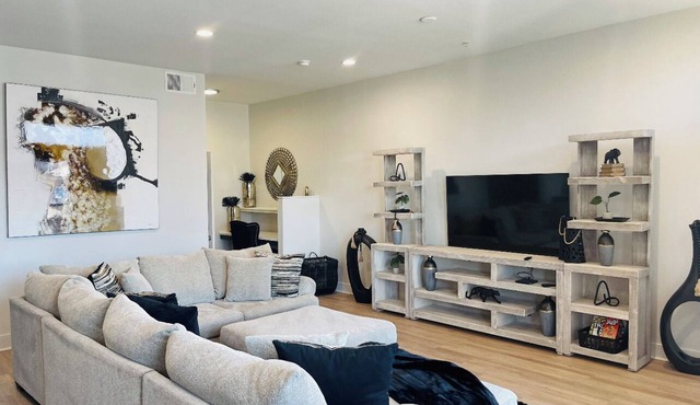 Modern & Luxurious Cozy Downtown City View Getaway