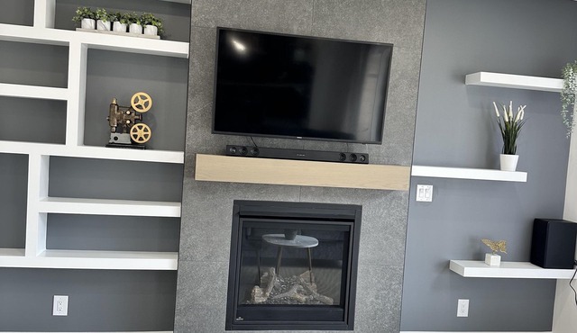 Modern Luxurious Getaway - minutes to riverfront, wineries, golf clubs