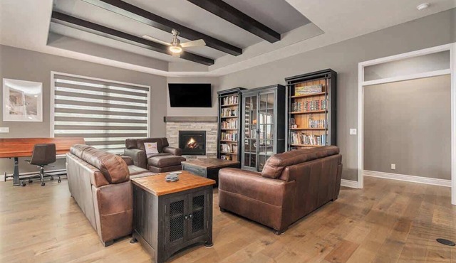 Modern Luxurious Living Omahas best w/King Bed