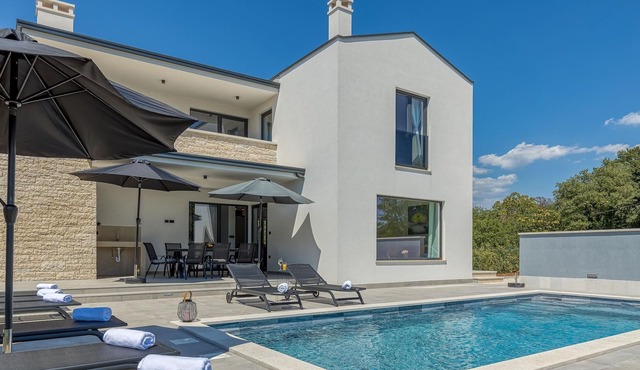 Modern luxurious villa for max 10 people with a private swimming pool near Kringa