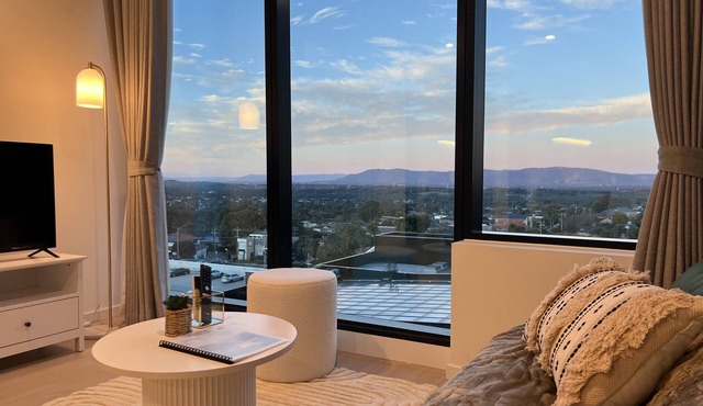 Modern Luxury 2 Bed, 2 Bath Apartment With Free Parking in Central Location