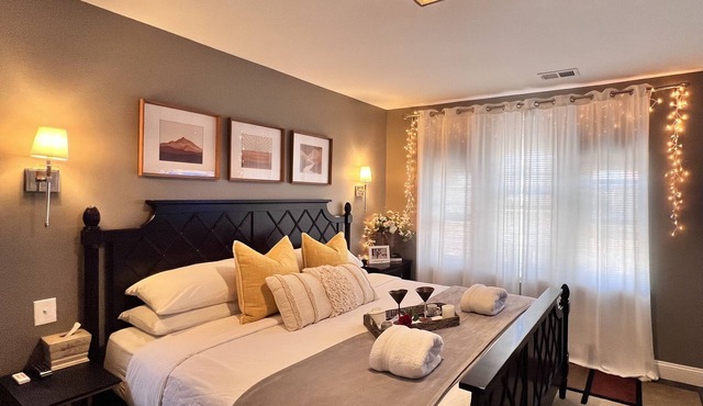 Modern/Luxury 2 bdrm- KING Bed- University City