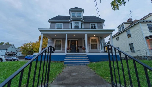 Modern, Luxury 2 Bedroom Apt in Prime Location