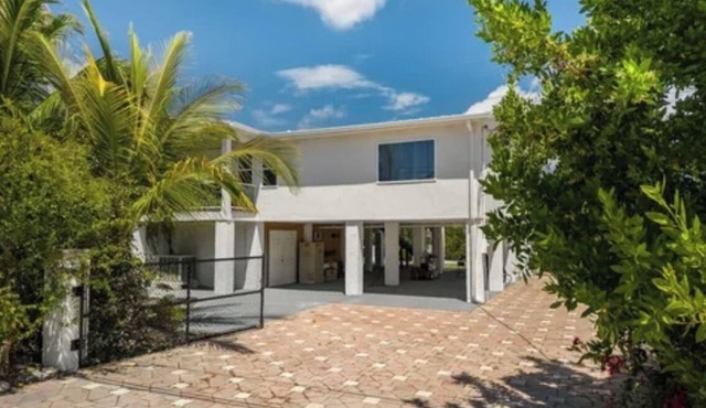 Modern Luxury 3 Bed 3 bath. Docked boat access, 15 Minutes from Key West.