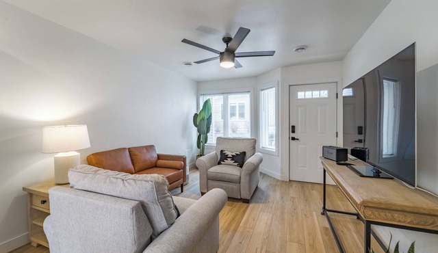 Modern Luxury 3 Bedroom Townhouse by Lakes