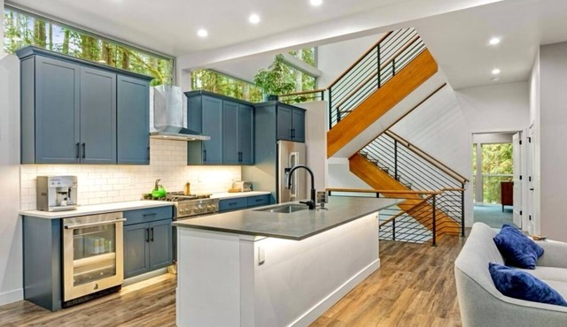 Modern Luxury 30min from Baker! Sauna,hot tub,heated deck w/tv, auto GENERATOR!