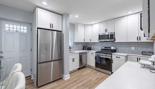 Modern LUXURY 4 BR 7 BED TOWNHOME Near Transportation