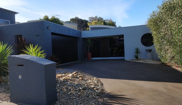 Modern Luxury 4bdr Beach house Family Friendly. NBN. 2 Smart TV’s, New Kitchen