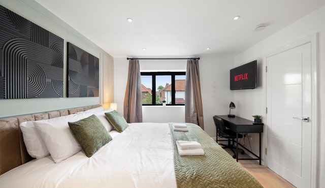 Modern Luxury 4Bdrm 15 min to LDN centre | Business/Vacay | Parking onsite
