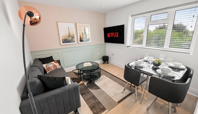 Modern Luxury 4Bdrm Duplex | Business/Vacay | 15min to LDN centre | Free Parking