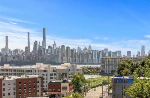 Modern Luxury 4BR Home Den NYC Views