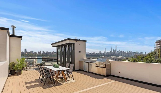 Modern Luxury 4BR Townhome Den NYC Views