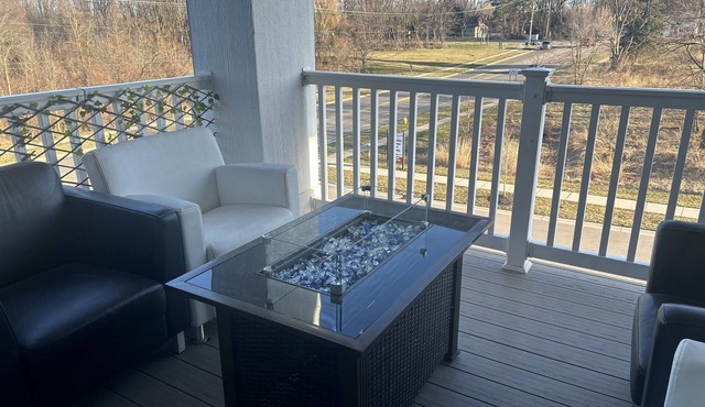Modern Luxury Apartment near GRR Airport, Woodland Mall, 10 miles to GR downtown