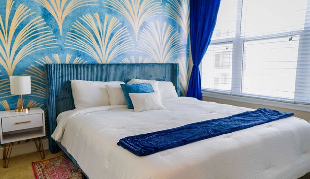 Modern Luxury Apt in Downtown Denver + King Bed + Private Garage + Pool