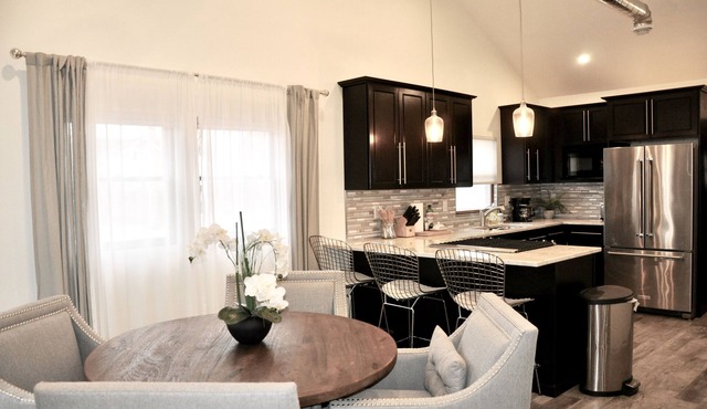 Modern Luxury Bungalow DT - Comfort, Coffee, Wine, Beer, Restaurants and More!