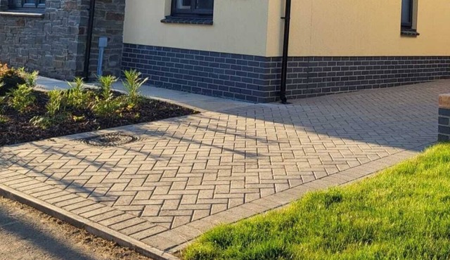 Modern, luxury bungalow, private garden in a quiet village, 5 miles to the beach