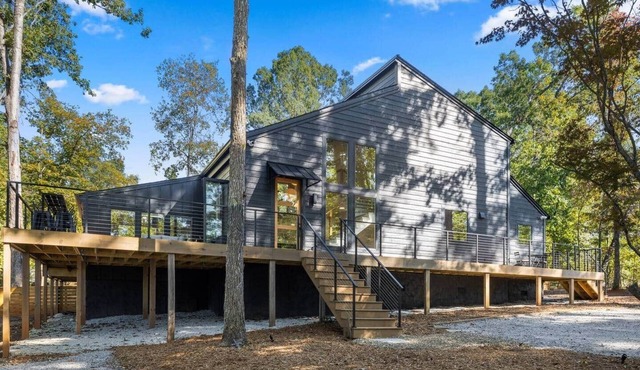Modern Luxury Cabin on 2.5 Acres with Fenced Yard